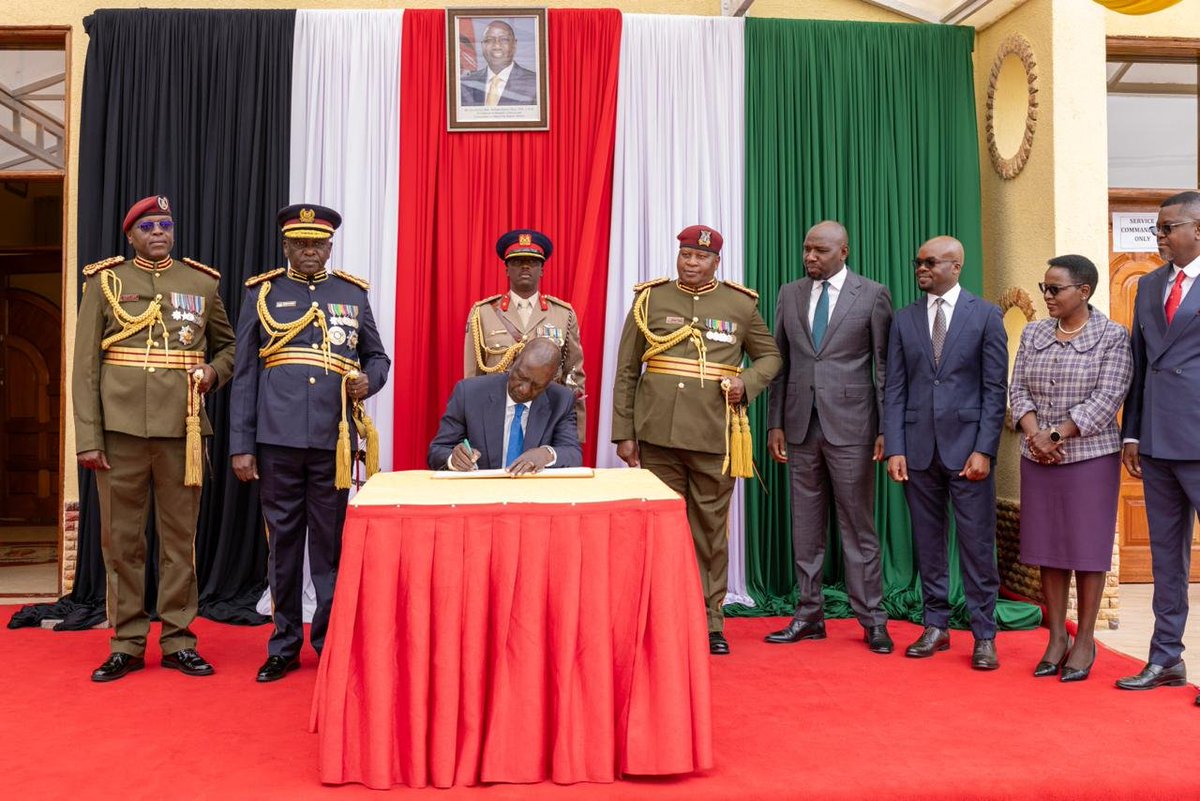 WilliamsRuto's tweet photo. Through the Affordable Housing Programme, we are building 28,000 housing units across the country, providing police officers with decent and secure homes for themselves and their families. https://t.co/6tFlJD2tf2