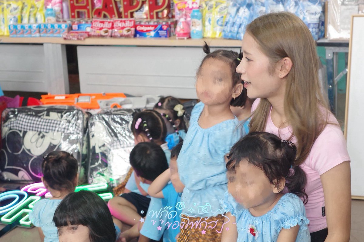 FOGUSLENS_TH's tweet photo. 180926 | ภาพบรรยากาศการทำบุญเนื่องในวันเกิดของโฟกัส ที่มูลนิธิบ้านนกขมิ้น🎂🤍✨

cr. ฟูกู๊ดของโฟกัส

꒰ #FogusRinlita #โฟกัสรินทร์ลิตา #FogusAF2026 ꒱ https://t.co/ElSnWTKSG7