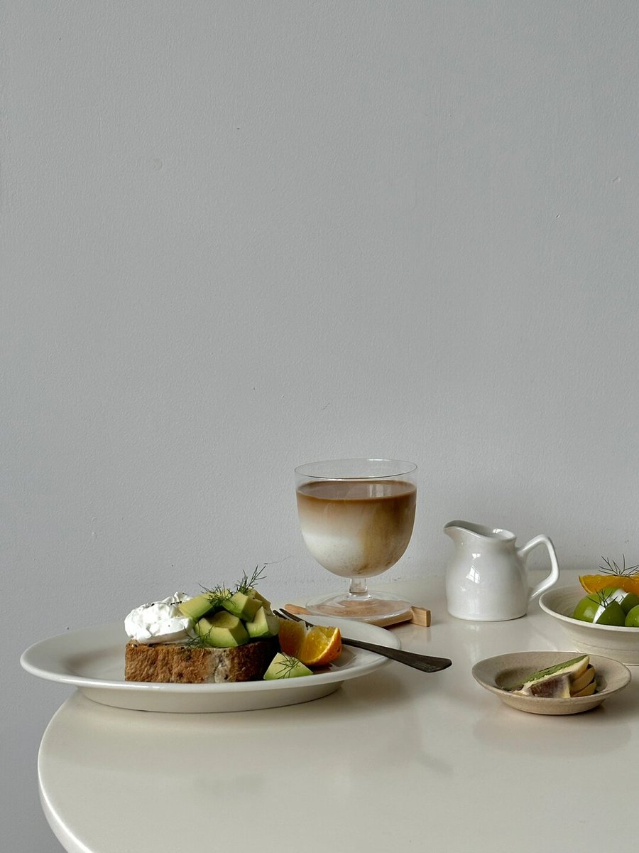 margt606641's tweet photo. Cozy weekend brunch just hit different  Creamy avocado toast with a sprinkle of sea salt and a side of hot coffee—small bites, big vibes.， https://t.co/wjUZoNfLvn