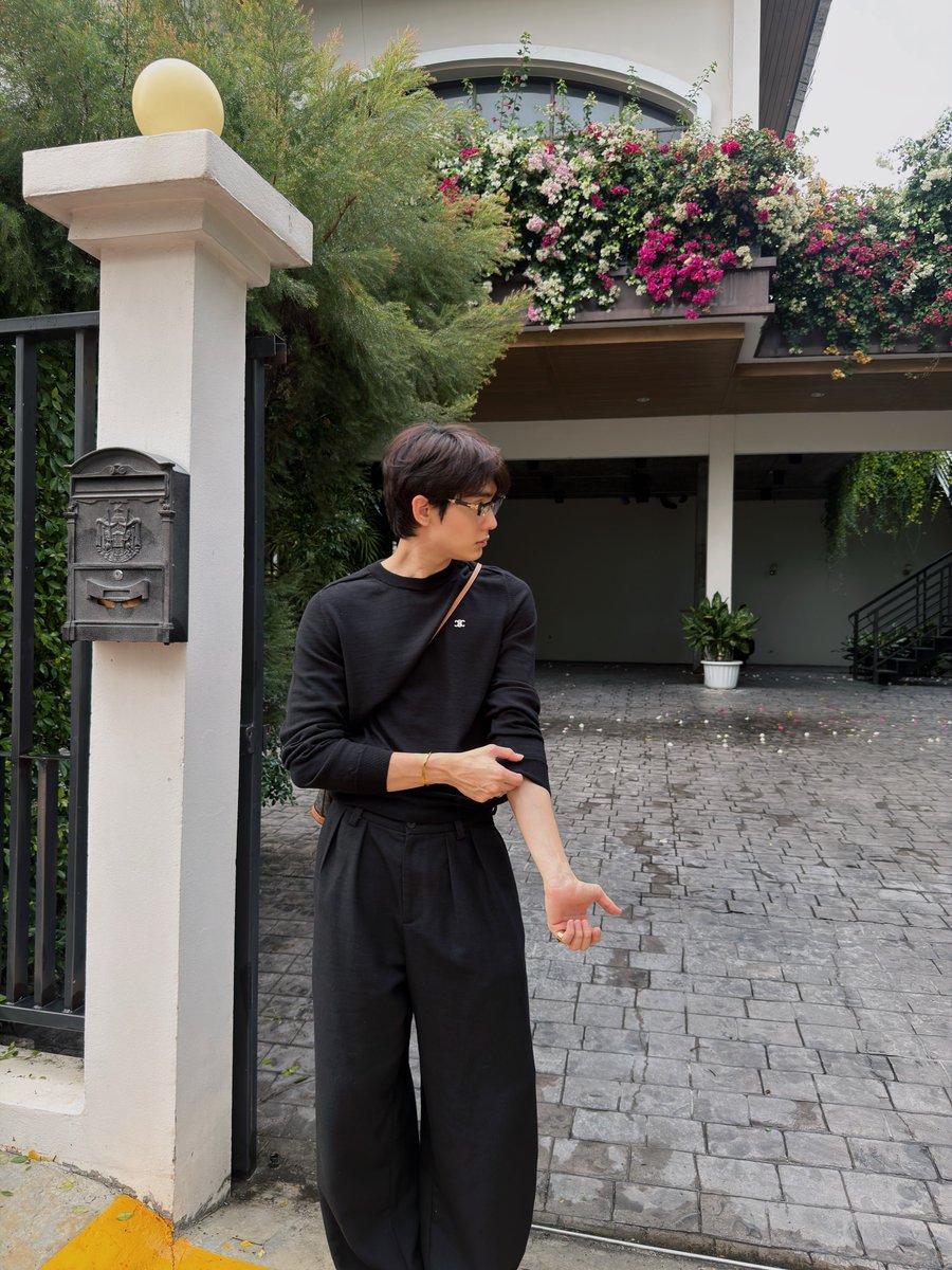 bookfamily_'s tweet photo. 🗓️ 180926
IG ─ Post kasibook_ 

💬 : A little rain, a little peace 🌧️
🔗 : https://t.co/zItGQ4zzt8 

#Celine @celineofficial 
#kasibook #ชาวบรรณา
#เจ้าพวกมะเขือเท�� https://t.co/4yzuC4nUEp