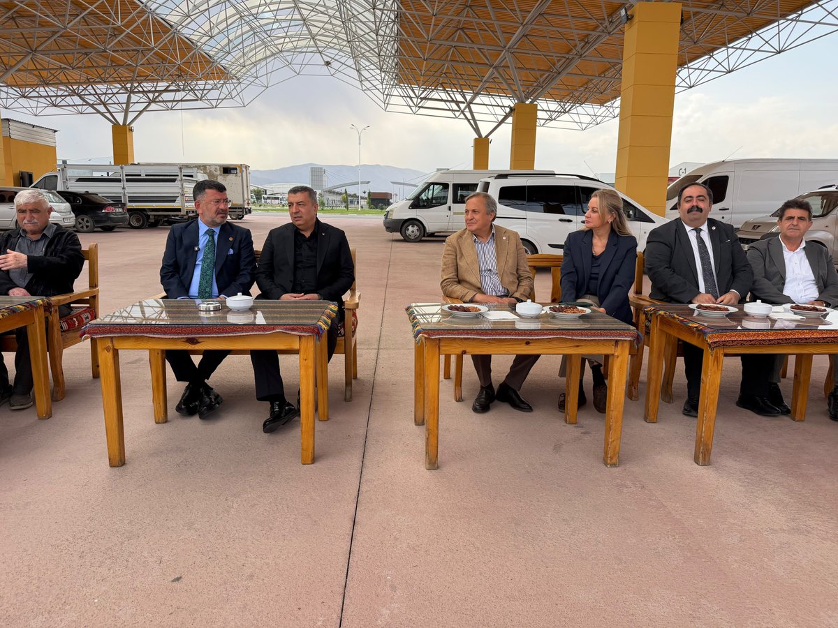 veliagbaba's tweet photo. Ordu Milletvekilimiz Seyit Torun, İzmir Milletvekilimiz Seda Kaya Ösen ve Malatya İl Başkanımız Barış Yıldız ile birlikte Malatya Kayısı Ticaret Merkezi’ni ziyaret ettik.

Malatya Ticaret Borsası Başkanımız Ramazan Özcan ile bir araya gelerek kayısı sektörünün durumunu, üreticimizin ve esnafımızın yaşadığı sorunları ve çözüm önerilerini değerlendirdik.
@Seyit_TORUN 
@ssedakayaosen 
@ramazanozcan444 
@barisyildiz_44