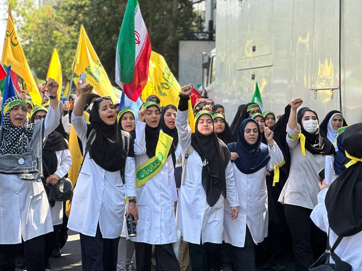 Hadiyadegarii's tweet photo. رزمایش جانفدایان ایران، تجلی راستین جمهوریت و مردمی‌سازی دفاع در برابر تهدیدات است.
این پویش، بزرگترین حرکت مردمی در تاریخ جنگ‌های دنیاست؛ زیرا ملتی مشتاقانه آمادگی خود را برای رزم در هرجبهه اعلام می‌کنند.
جانفدایان امروز، کابوس دشمنان این آب وخاک‌اند و نماد گردان‌های مقاومت ملی. https://t.co/eogT4jgdZL
