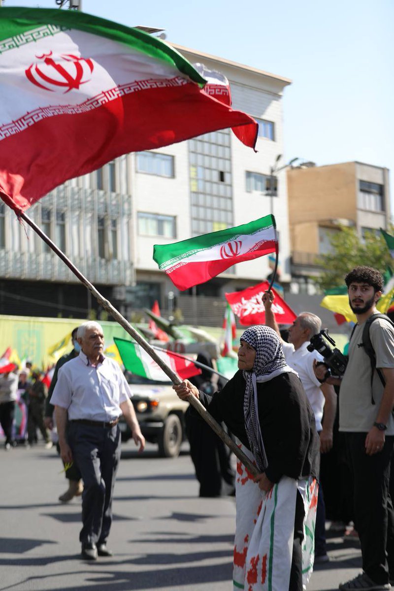Hadiyadegarii's tweet photo. رزمایش جانفدایان ایران، تجلی راستین جمهوریت و مردمی‌سازی دفاع در برابر تهدیدات است.
این پویش، بزرگترین حرکت مردمی در تاریخ جنگ‌های دنیاست؛ زیرا ملتی مشتاقانه آمادگی خود را برای رزم در هرجبهه اعلام می‌کنند.
جانفدایان امروز، کابوس دشمنان این آب وخاک‌اند و نماد گردان‌های مقاومت ملی. https://t.co/eogT4jgdZL