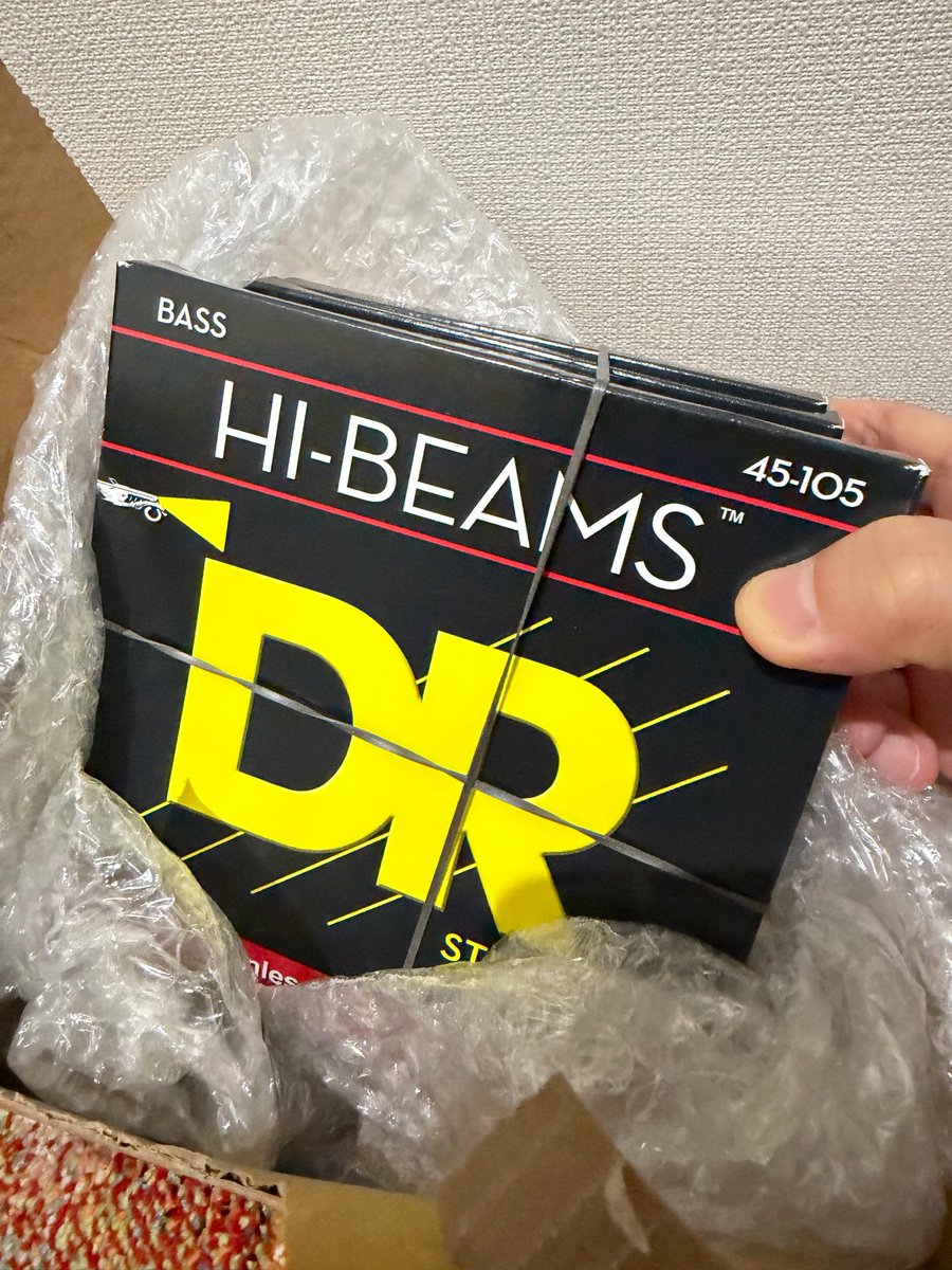TakayukiMurata's tweet photo. #DRstrings
#HIBEAMS
来ましたー!
@drstrings
@kikutani_music
いつもありがとうございます😭
Thank you for your continued support!!!!!
ここ最近少し細いゲージとレギュラーゲージを状況で変えているのですが、4弦はレギュラーゲージでお願いしました🎸 https://t.co/6k3uz9sHF4