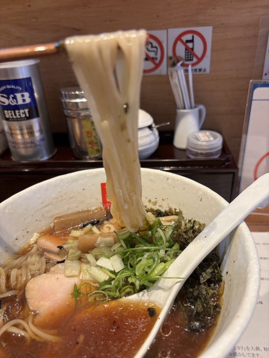 takkun510's tweet photo. 九条にある麺処 天川で冷しらあめんを🍜
トロリとしたスープに焦がしネギがいいアクセントになって、麺にもよく絡んで美味しい‼️
夢中になって食べてたらすだち絞るの忘れてた💦
最後はちょびっと白ごはんをダイブして完食😋
冷やしの季節の終わりがけにやっとデフォの冷やし食べれてよかった😌 https://t.co/ucmppiQQXB