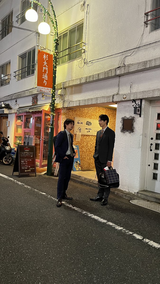omakiss_drama's tweet photo. #ドラマおまキス オフショット📸⸝⋆

撮影合間の1コマ🗣️

📅10月19日深夜24:45～SƬARƬ
📡TVerお気に入り登録☟
https://t.co/8V3xcuprMj

#鈴木仁 #押田岳 https://t.co/Bcg2Emp6kv