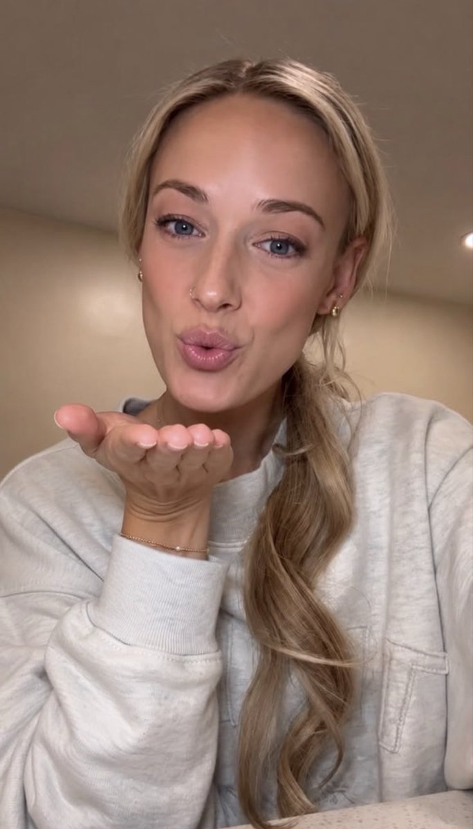 SophiellerCC's tweet photo. Sending a kiss to my true fans 😘❤️
#SophieCunningham #IndianaFever #WNBA #FeverFam #KissKiss https://t.co/OaNnnFhmLg