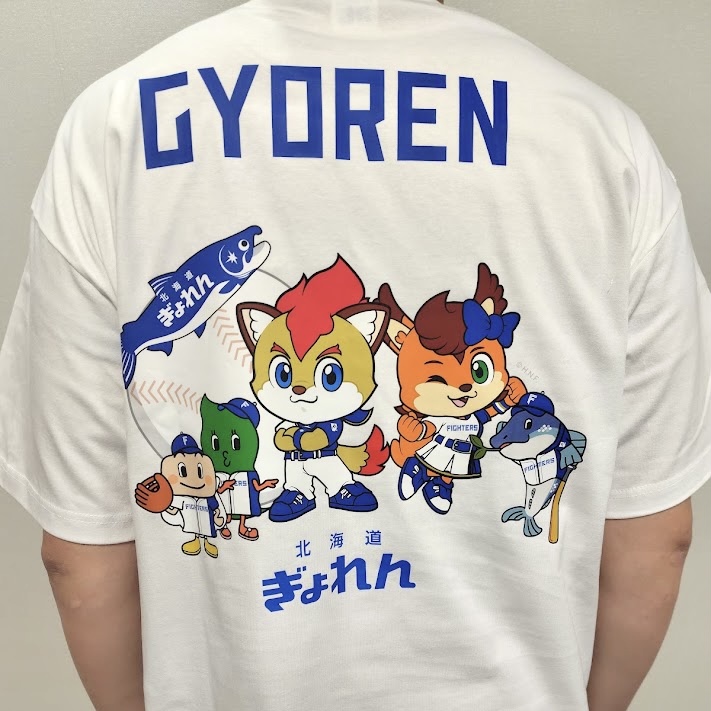 hokkaido_gyoren's tweet photo. 明日19日（土）より「しゃけまるウィーク supported by ぎょれん」が #エスコンフィールド北海道 でスタート🐟

秋鮭の重さ当てチャレンジやタッチプールなど、
ブースではワクワクできる企画をご用意！

当日は新しいTシャツでお出迎えします🫧 https://t.co/ZS8eSiHRzq