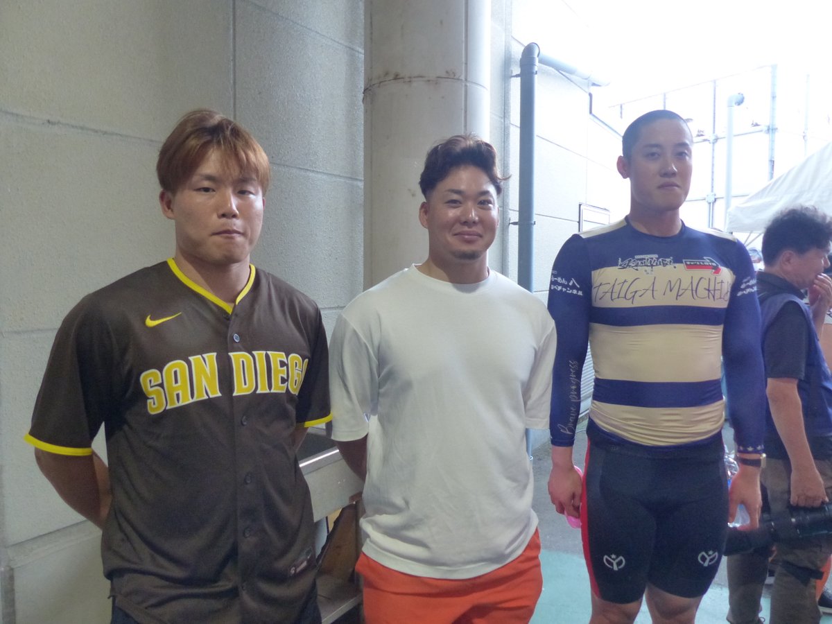 hochi_keirin's tweet photo. 【＃富山競輪】ＧⅡ共同通信社杯・初日１８日 ２日目も勝ち上がりは自動番組。二次予選Ａ・１０Ｒの中四国勢は #犬伏湧也 ― #町田太我 ― #取鳥雄吾 で結束する
町田は「前走の奈良で犬伏さんに離れているし、それで頭を丸めたんですから。今度こそ」と意気込む。初戦は２着だった犬伏は「スキなく運べたと思う」と手応え。白星発進の取鳥は「番手にはまって、何とか外を踏んだ。３番手でしっかり」と気合を入れた