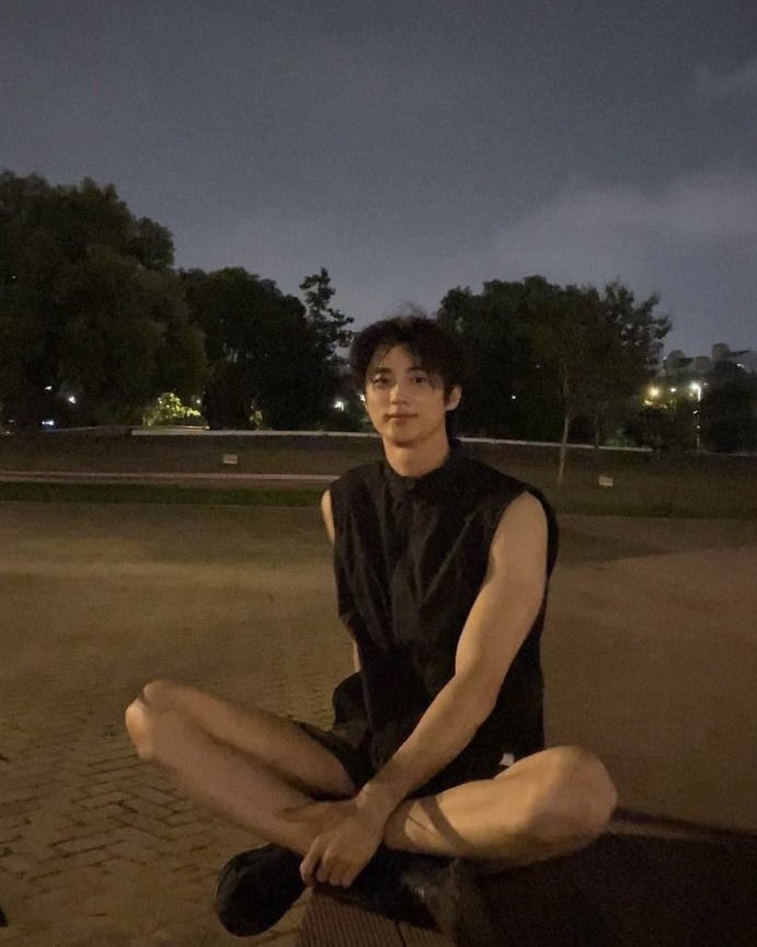deviIspIay's tweet photo. went to bed way too early and woke up at an ungodly hour. decided to go for a light jog in hopes that it’ll tire me out. update, still wide awake. what’s the best sleep remedy? https://t.co/gScgYHjm6l