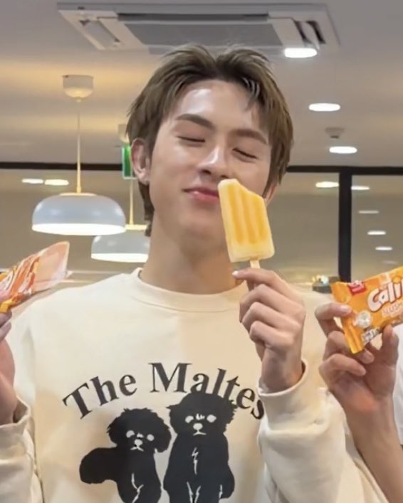 imyourniew's tweet photo. หน้าตาตอนกินไอติมคือน่ารักทุกรอบ อ่วน ๆๆๆๆๆ ก้อนุเอ็นจอยหนิ ₍ ¬ ᴗ ¬₎  แต่ว่านะ ตรงหูคือสติกเกอร์ตาสองชั้นป้ะหนิ555555555555555 https://t.co/Rfkyqv5KXw