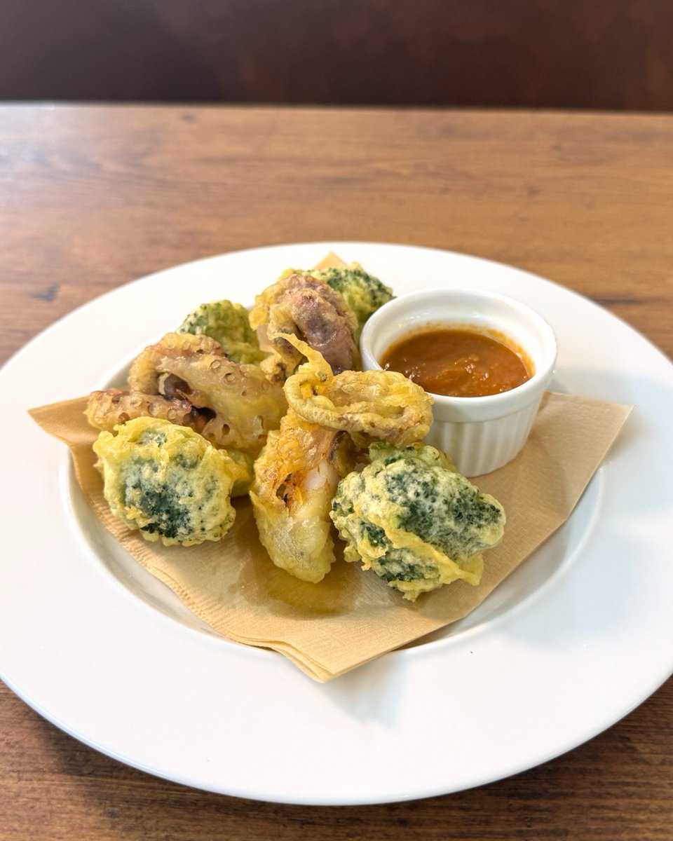 olivenooka_jp's tweet photo. 【10月限定】前菜はフリット登場🍽

10/1(木)～！
🐙🥦岩だことブロッコリーのフリット
～手作りオリーブトマトソース付き～🫒🍅

岩だことブロッコリー熱々のフリットに🔥
オリーブの丘手作りのオリーブトマトソースをつければ、
ほどよい酸味とコクが加わり、あと引くおいしさです🫒🍅 https://t.co/mecynZWi7v