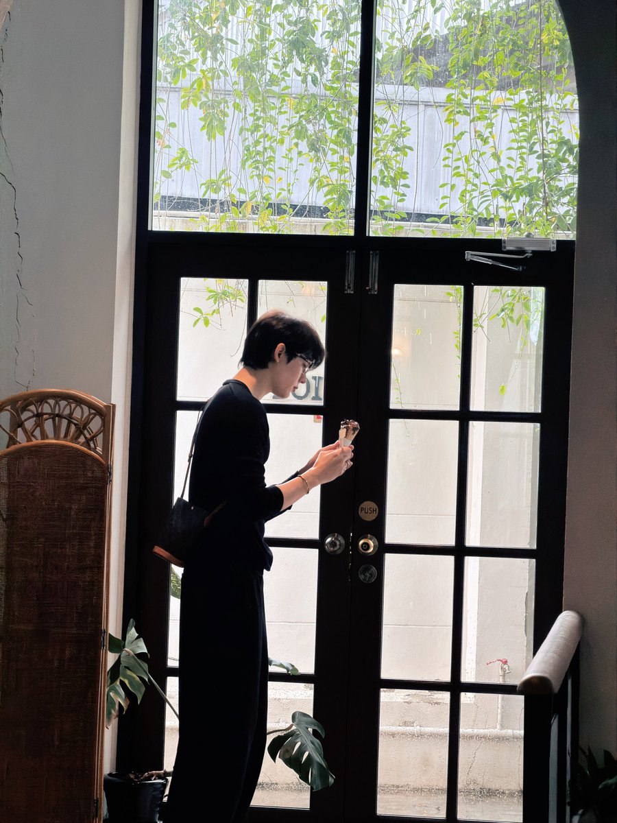 bookfamily_'s tweet photo. 🗓️ 180926
IG ─ Post kasibook_ 

💬 : A little rain, a little peace 🌧️
🔗 : https://t.co/zItGQ4zzt8 

#Celine @celineofficial 
#kasibook #ชาวบรรณา
#เจ้าพวกมะเขือเทศ https://t.co/4sI5uelGHk