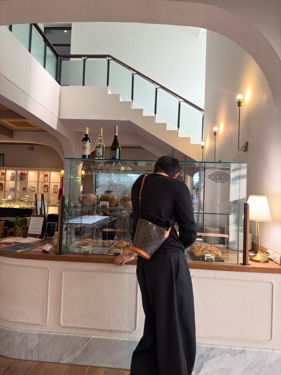 bookfamily_'s tweet photo. @celineofficial 🗓️ 180926
IG ─ Post kasibook_ 

💬 : A little rain, a little peace 🌧️
🔗 : https://t.co/zItGQ4zzt8 

#Celine @celineofficial 
#kasibook #ชาวบรรณา
#เจ้าพวกมะเขือเทศ https://t.co/ylLmIJQ1Oj