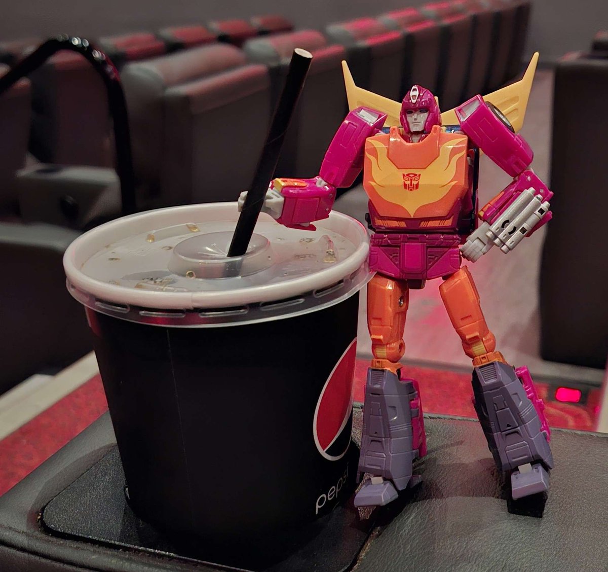 BoldimusPrime's tweet photo. Saw the 86 movie in the cinema yesterday and what an experience seeing it on the big screen.
It isn't my favourite Transformers movie but it's always good fun, and the Awakening short was pretty good too.
Hot Rod joined me for the festivities since, y'know, it's HIS movie. https://t.co/DhHuqChWZV