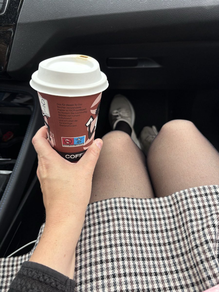 HerrinJulianaa's tweet photo. Mein Sklave durfte mich heute von Termin zu Termin fahren und hat mir natürlich auch brav einen Kaffee besorgt. Trotzdem will ich, das du ihn auch nochmal erstattest! 10€ https://t.co/68owYY6YPW
