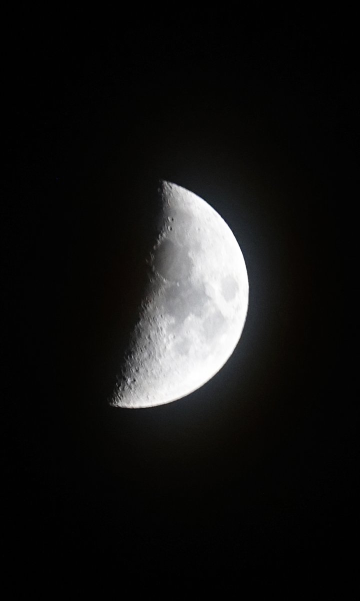 akira_inugami_'s tweet photo. 月が、綺麗な夜ですね🌙
次の満月は、9月27日(日)です
月齢 7.3
#東村山市
#月
#月光
#月齢
#お月さま
#moon
#moonlight
#moonage
#luna https://t.co/bPSw6EcAur