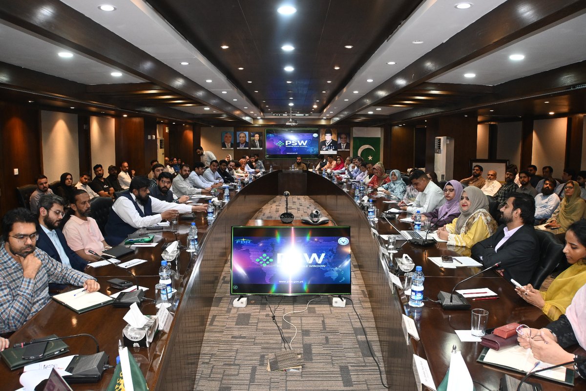 PakSingleWindow's tweet photo. #PSW conducted an interactive #ChangeManagement session at the #FPCCI Islamabad office, on the #DRAP Clearance Gateway and the regulatory processes facilitated through PSW. The session featured detailed demonstrations of the updated Medical Devices Import NOC process for commercial purposes, as well as the integration of Drugs Manufacturing License (DML) and Product Registration data with PSW, followed by an interactive Q&A session with the participants.