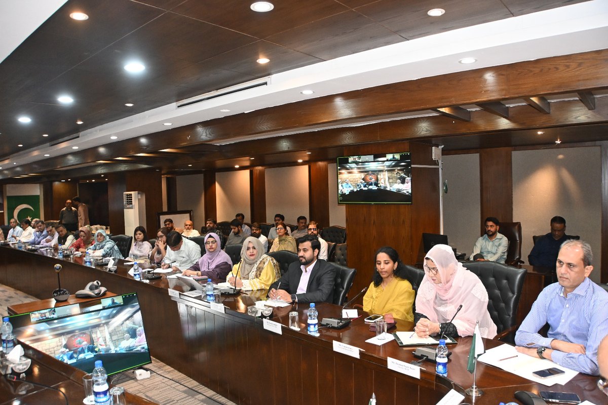 PakSingleWindow's tweet photo. #PSW conducted an interactive #ChangeManagement session at the #FPCCI Islamabad office, on the #DRAP Clearance Gateway and the regulatory processes facilitated through PSW. The session featured detailed demonstrations of the updated Medical Devices Import NOC process for commercial purposes, as well as the integration of Drugs Manufacturing License (DML) and Product Registration data with PSW, followed by an interactive Q&A session with the participants.