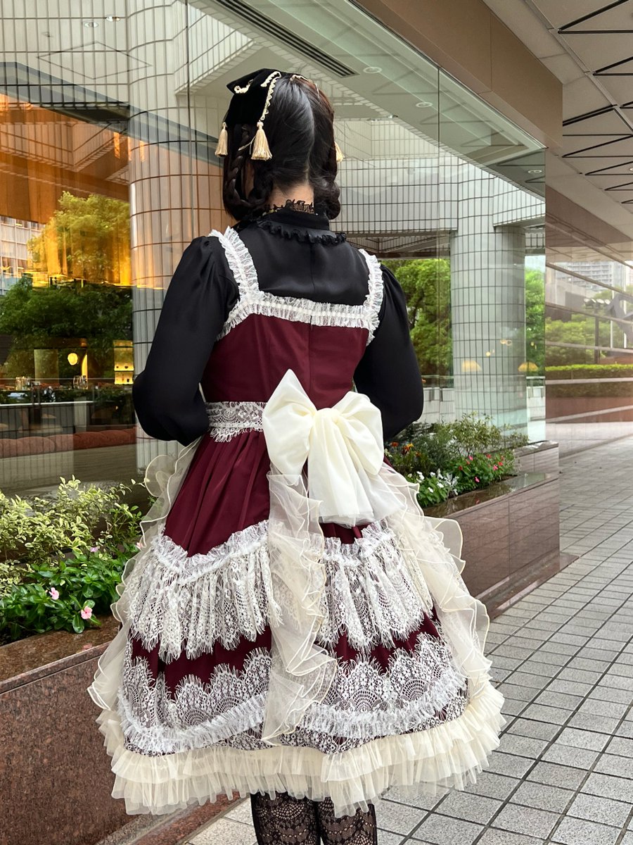 piaricapiari's tweet photo. 最近ダル着で効率重視の鞄で生活していたところ、副交感神経がだらりと流れ続けるのみで、色のない世界を過ごしていた。

久しぶりにロリィタを着たら世界が心から鮮やかで、思い出の鮮明さも違う。
自分を大切にしたい気持ちが、大動脈の生命力のように湧き上がってくる。

美しい服、ありがとう。 https://t.co/IsBMQU2aha