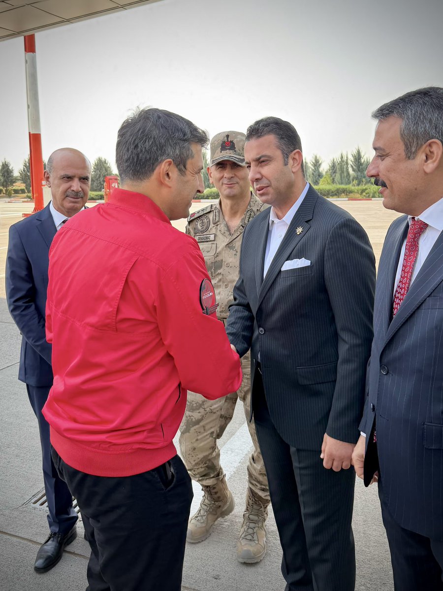 akpartidbakir's tweet photo. 📍 Diyarbakır Havalimanı

Sanayi ve Teknoloji Bakanımız Sayın Mehmet Fatih Kacır ile Baykar A.Ş. Yönetim Kurulu Başkanı ve TEKNOFEST Yönetim Kurulu Başkanı Sayın Selçuk Bayraktar’ı Diyarbakır’a gelişlerinde havalimanında karşıladık.

Diyarbakır’ımızda teknoloji, bilim ve inovasyon heyecanını yaşatacak TEKNOFEST kapsamında gerçekleştirecekleri programların şehrimiz ve ülkemiz adına hayırlı olmasını diliyoruz.
