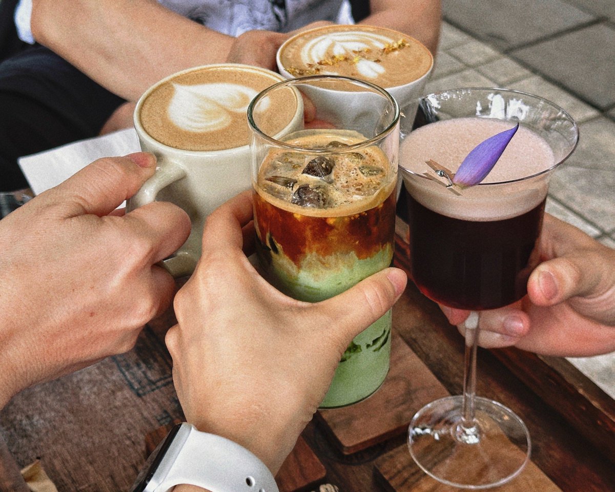 arian962278's tweet photo. [Coffee with my old crew—laughing till my sides hurt, no awkward silences, just the same dumb inside jokes as 10 years ago. Best kind of reset ]， https://t.co/lhseO6gsaM