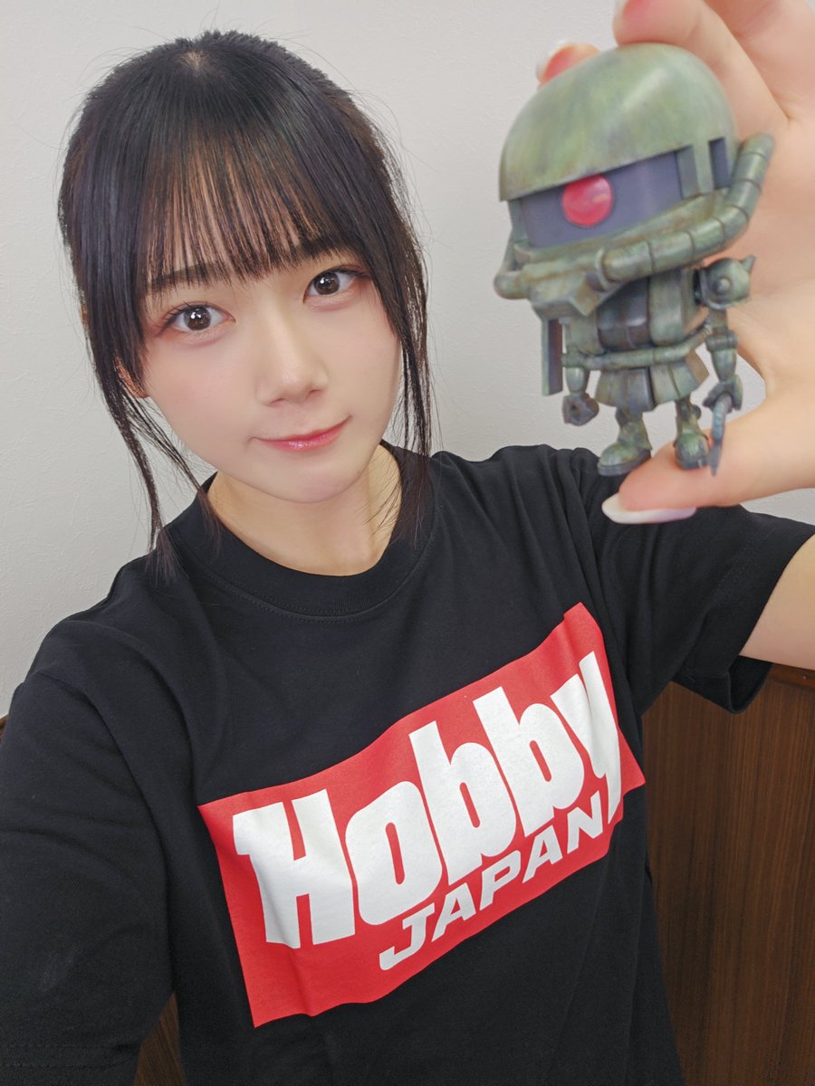 may_pgp's tweet photo. 『 #ホビージャパンハイライト #002 』
が9月19日18時からYouTubeで公開されますﾝｽﾝ✨

最新MOOK 清水式 プラモ筆塗りメソッド」ということで再びザクプラくんと一緒に。( * ॑꒳ ॑*)ｳﾚｼｲ
そして清水圭さんから手紙ですと…？！

#プラモデル #ガンプラ 

まだまだ緊張しすぎなアライですが、あたたかい目で見てください🫣