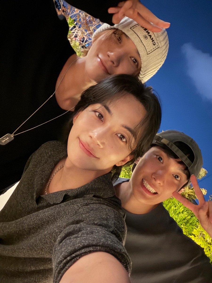 minghaocheoI_'s tweet photo. JEONGHAN JOSHUA AND DOKYEOM SELFIE OMGGGGGGGGG https://t.co/4CKxKqTMQ1