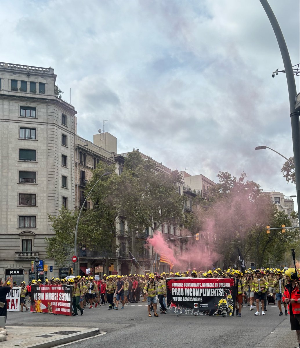 q_u_i_m_'s tweet photo. Tot el suport als @bomberscat en la defensa dels seus drets laborals! https://t.co/4UkTfTowUK