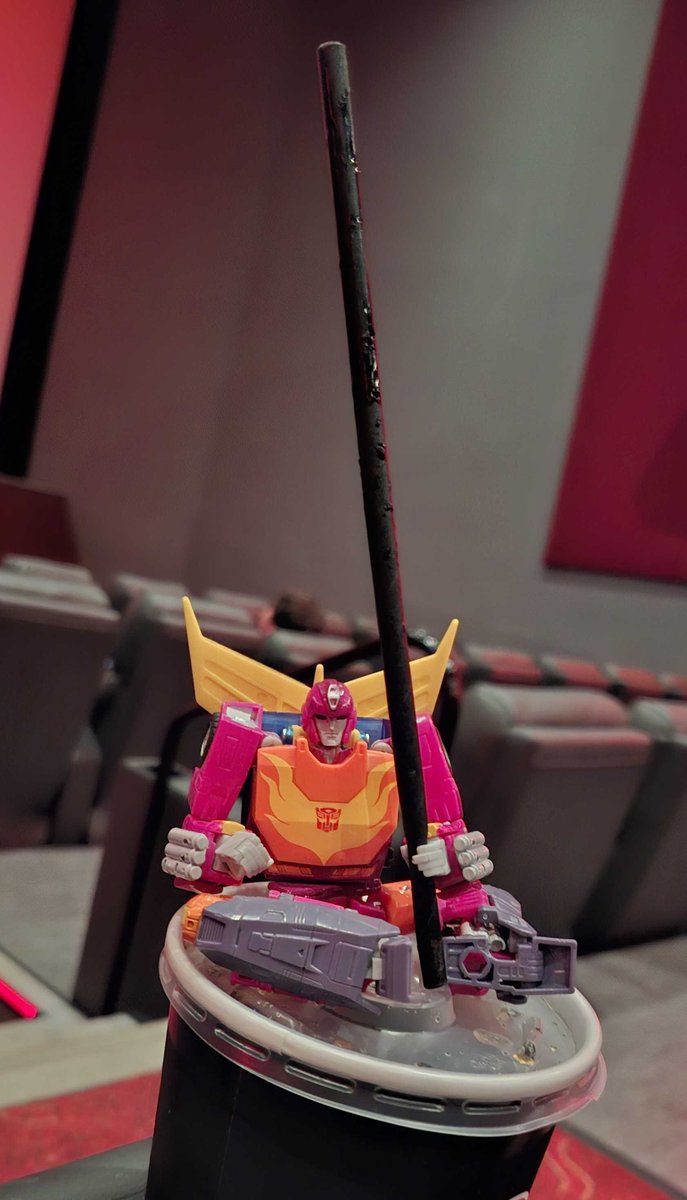 BoldimusPrime's tweet photo. Saw the 86 movie in the cinema yesterday and what an experience seeing it on the big screen.
It isn't my favourite Transformers movie but it's always good fun, and the Awakening short was pretty good too.
Hot Rod joined me for the festivities since, y'know, it's HIS movie. https://t.co/DhHuqChWZV