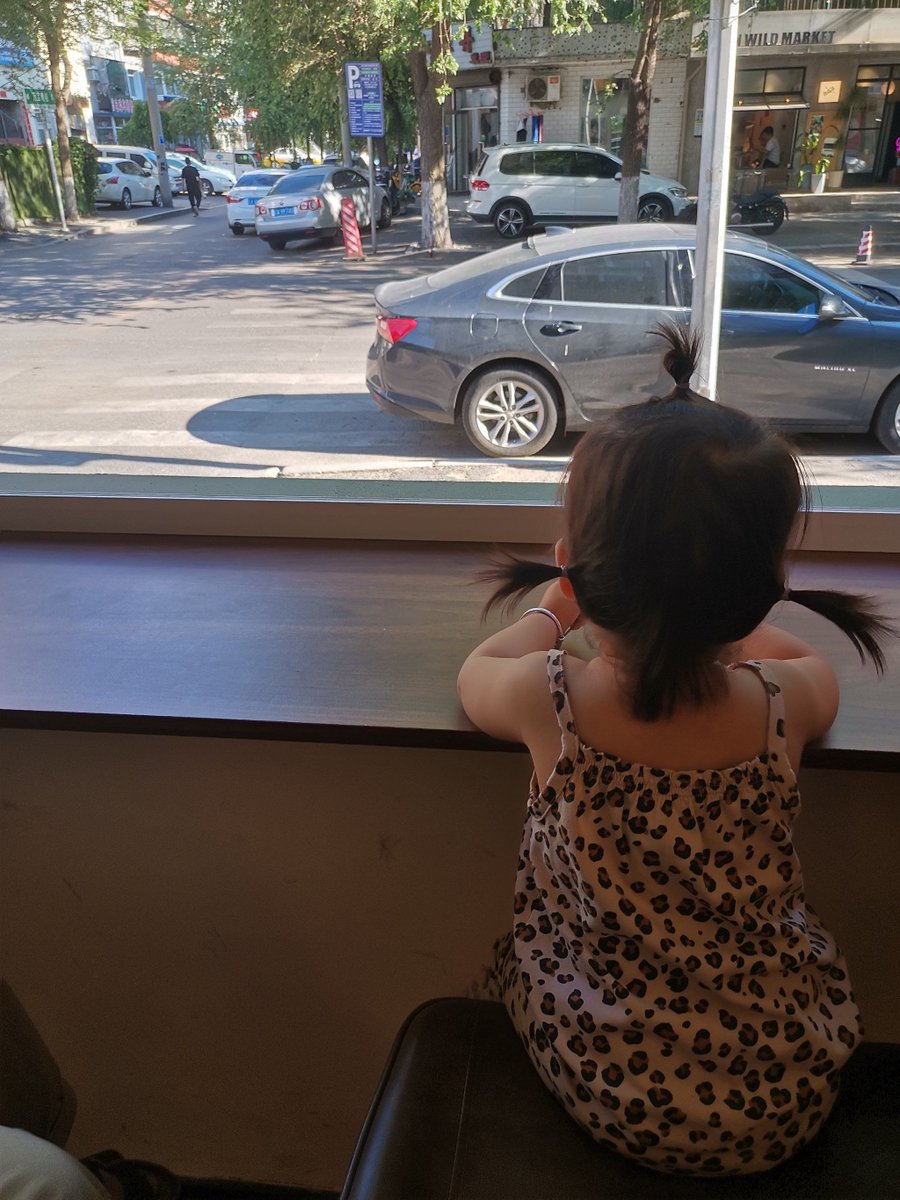 aliny437854's tweet photo. Playing "I Spy" with my 5-year-old on the way to the park today—her excited gasps when spotting a yellow butterfly made the whole car ride worth it!， https://t.co/gqDjXA1via