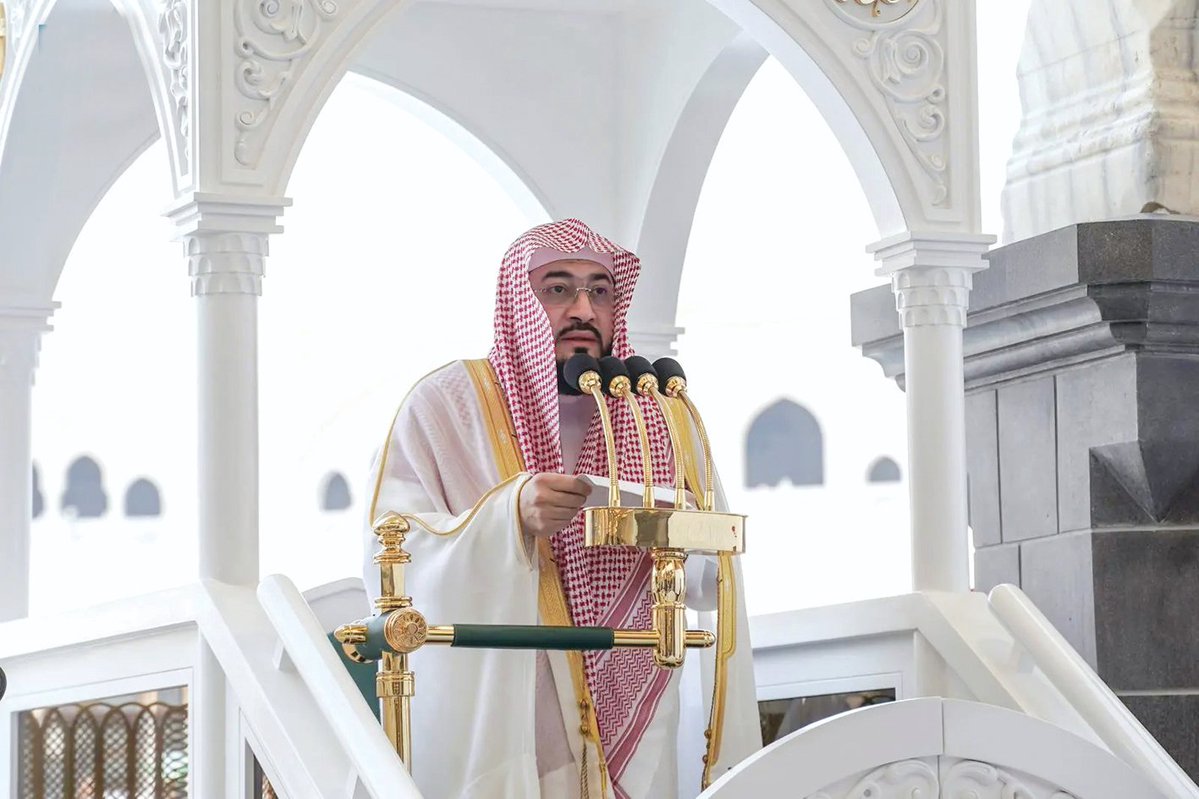 SaudiNewsFR's tweet photo. L'Imam et orateur de la mosquée sacrée de #Makkah 🕋, le Cheikh Dr Bandar Balila durant le sermon de ce vendredi :

« Porter atteinte à la sécurité des Lieux Sacrés et au sang des innocents constitue une ligne rouge ; la conduite du groupuscule terroriste houthi témoigne de sa déviance et de son idéologie égarée. Qu'Allah préserve le Royaume, qu'Il y perpétue les bienfaits de la sécurité, de la Foi et de la stabilité, et qu'Il le protège des complots des agresseurs criminels, du mal et des troubles. »