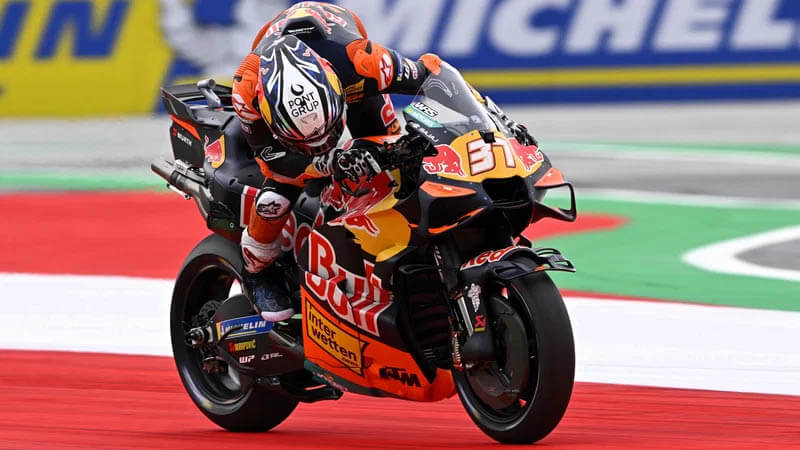 Queen_of_Motor's tweet photo. https://t.co/oqpKuwe32F
Акоста возглавил дуэт «KTM» на вершине протокола первой тренировки в Австрии
#Aprilia #FP1 #KTM #RedBullKTM #Tech3KTM #ГранприАвстрии #Акоста #Эспаргаро #РедБуллРинг #Мартин #Мото #AustrianGP #Acosta #Espargaro #RedBullRing #Martin https://t.co/tZQ778tM5b