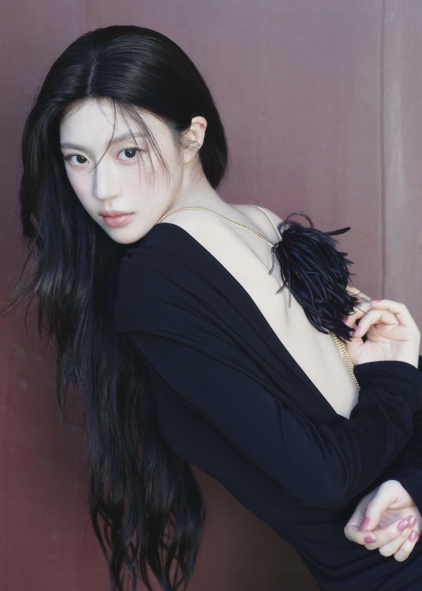 hwanhons's tweet photo. she looks like a fallen angel https://t.co/rS7MmWDlKL
