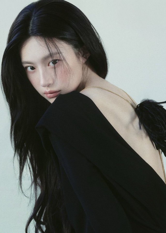 hwanhons's tweet photo. she looks like a fallen angel https://t.co/rS7MmWDlKL