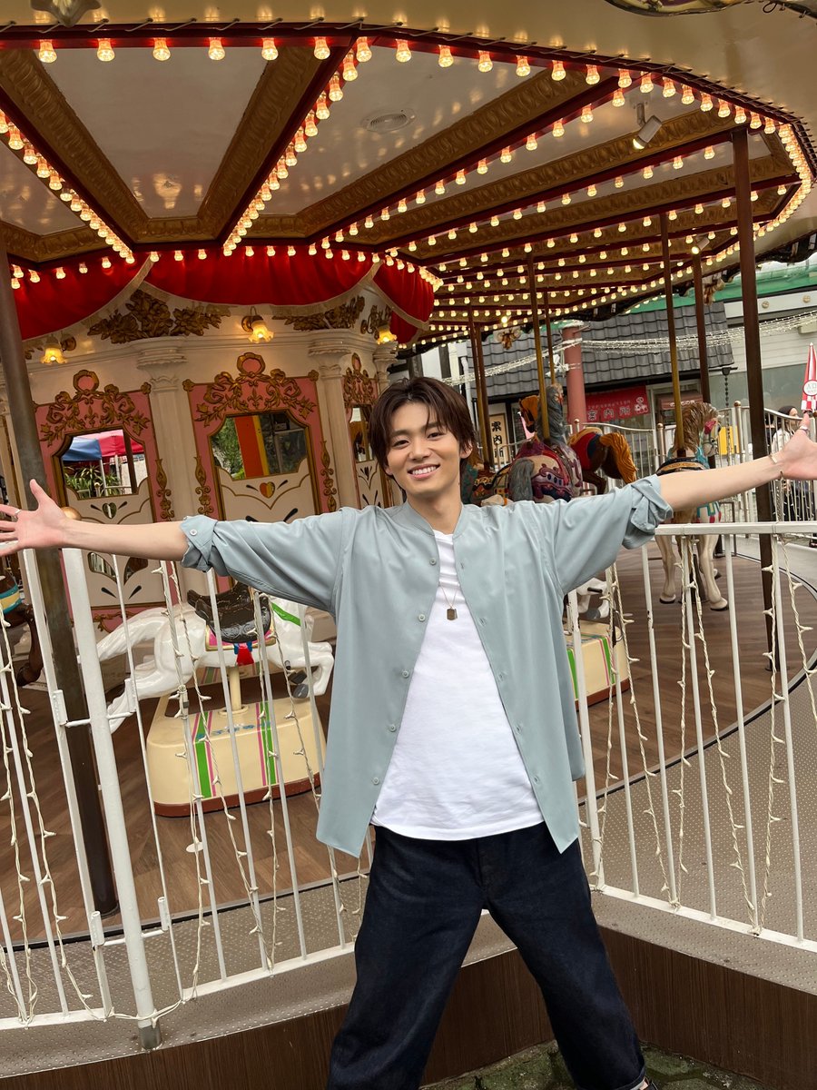 tv_life's tweet photo. 【🎉TV LIFE最新号発売中🎉】
#井内悠陽 くん連載「ある日の音」。
今回は遊園地デート！🌸
メリーゴーランドに乗ったり、射的をしたり…。
色々な表情の井内くんが見れちゃいます！
今回のプレイリストはどんな3曲に⁉
詳しくはTV LIFE最新号をチェック！
サイン入りチェキプレゼントもあるよ💕

#井内悠陽 #花やしき #遊園地 #デート #TVLIFE
