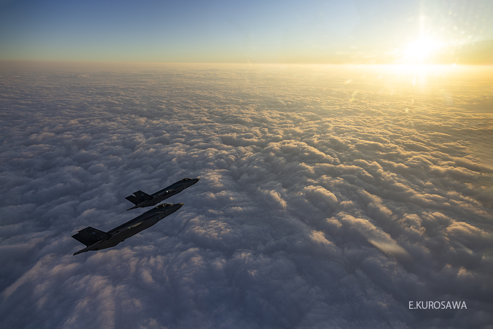 acekuro8's tweet photo. 今日の一枚～～2328
夕日、雲海上空、守護の翼。
301SQ F-35A
IGNITION 1st MISSION  
 航空自衛隊プロモーション映像  
空自公式SNS及びYou Tubeにて配信中 
 今回、各航空機の空撮(動画/静止画)を担当しました  
ぜひご覧になってください  
2025/11月撮影 https://t.co/RRKwXvAdKr