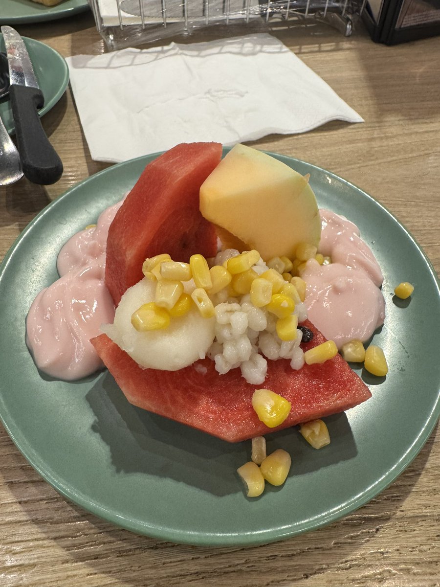 middle_half's tweet photo. Salad bar https://t.co/gnb0TzCYHp