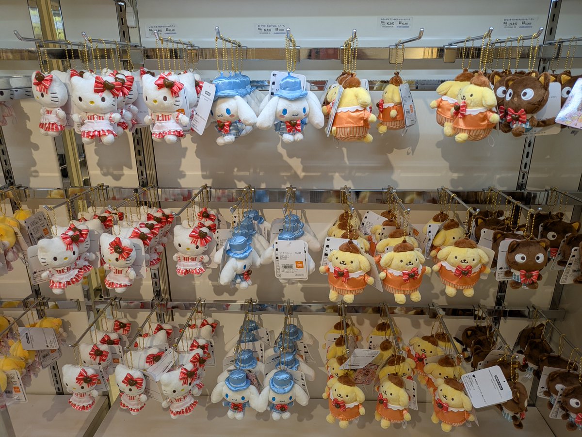 fukuchan916's tweet photo. HELLO KITTY’S SWEETS MARKET 来た〜
可愛い💕
プリンもキティもたくさんあるよ〜 https://t.co/NhdKLyVDEf
