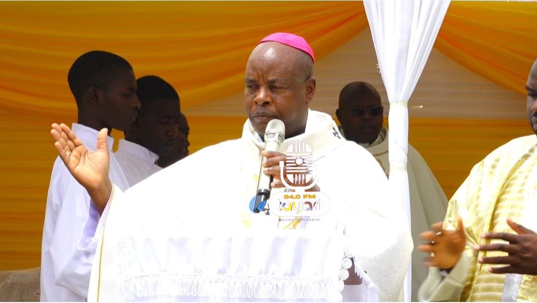 940TayariFM's tweet photo. The Deputy Speaker of Parliament Rt Hon @Thomas_Tayebwa has already arrived at Ibanda Secondary school in Ibanda District representing President @KagutaMuseveni . 
Ibanda SS is celebrating 60 years of existance and the main celebrant the Archbishop of the Archdiocese of Mbarara His Grace Lambert Bainomugisha.
📸 @ahabwa_j 
#TayariFmUpdates