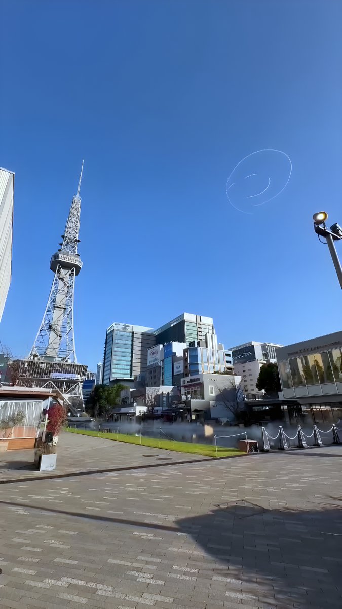 lexus_airracing's tweet photo. 明日15:10頃、名古屋の空をぜひ見上げてみてください。

「第20回アジア競技大会（2026/愛知・名古屋）」に集うアスリートへ向け、
久屋大通公園上空（中部電力 MIRAI TOWER 〜三蔵通 周辺）にてエールフライトを実施いたします。

久屋大通公園上空に白色スモークで大きなスマイルマークを描き、フライバイを披露。
名古屋市内・周辺約10km圏内の広範囲からご覧いただけます。
（※天候等の影響により、翌21日(月祝)同時刻へ順延となる可能性がございます）
（※写真は2025年に描かれたニコちゃんの様子です）
フライト後の17:30頃からは、チャンピオンズロード＆ステージにて室屋義秀選手が登壇するトークショーも開催予定です。
MIRAI TOWER北側の「LEXUS PATHFINDER AIR RACING 紹介ブース」と合わせてぜひお楽しみください。

#LEXUSPATHFINDERAIRRACING #LEXUS #室屋義秀  #アジア大会