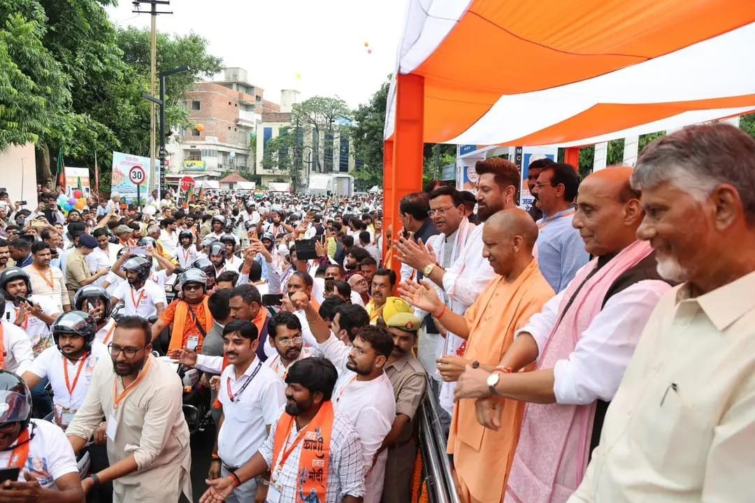 _pathak2's tweet photo. आदरणीय प्रधानमंत्री श्री नरेंद्र मोदी जी के जन्मदिवस पर आज उनकी कर्मभूमि काशी से जन्मभूमि वडनगर तक जाने वाली वाराणसी से वडनगर सेवा बाइक यात्रा का शुभारंभ हुआ

​आदरणीय रक्षा मंत्री श्री राजनाथ सिंह जी, आदरणीय मुख्यमंत्री योगी आदित्यनाथ जी ने हरी झंडी दिखाया

​एक भारत-श्रेष्ठ भारत https://t.co/LZiKE1Mqxi