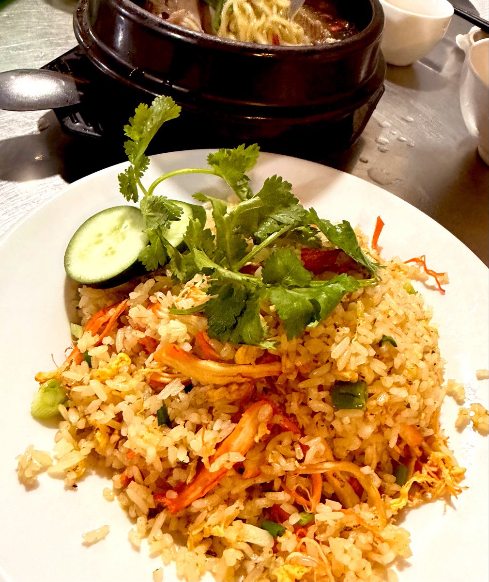 fleur85172820's tweet photo. バースタッフのおすすめ
1番人気MÌ VỊT TIỀM（特製アヒル肉薬膳ラーメン）：70kとチキン炒飯をいただきました。ローカルの方ばかり、常に満席。
クコの実、乾燥ナツメなどの薬膳スープに、大きなアヒルのもも肉がドカンと入った贅沢なラーメン。
本当に美味しいよ😋

📍 Fried rice Khang Ky Tiềm https://t.co/rZwZVWzpe4
