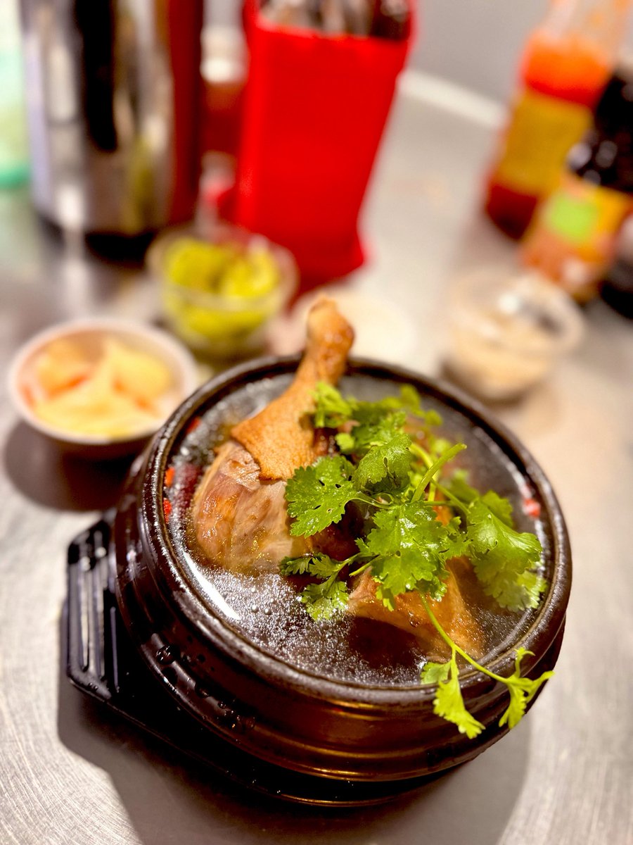 fleur85172820's tweet photo. バースタッフのおすすめ
1番人気MÌ VỊT TIỀM（特製アヒル肉薬膳ラーメン）：70kとチキン炒飯をいただきました。ローカルの方ばかり、常に満席。
クコの実、乾燥ナツメなどの薬膳スープに、大きなアヒルのもも肉がドカンと入った贅沢なラーメン。
本当に美味しいよ😋

📍 Fried rice Khang Ky Tiềm https://t.co/rZwZVWzpe4
