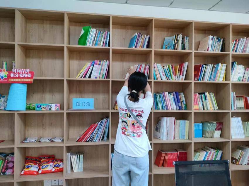 taffi334179's tweet photo. Spent this sunny Saturday morning sorting donated books for the community library! Seeing kids grab their favorite storybooks later made every minute of the work so worth it. https://t.co/IqXJ7qlUnv