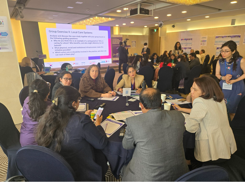 uclg_org's tweet photo. 🟣 #WYDEWomensLeadership
During the UCLG-led session of the #TransformCare regional workshop convened by @UNWomenAsia in Seoul, participants explored how physical, social and institutional infrastructure come together to create local care systems.
Using @UCLGGold case studies, they identified key enablers for integrating care as a governance lens.
#TransformCare #Listen2Cities