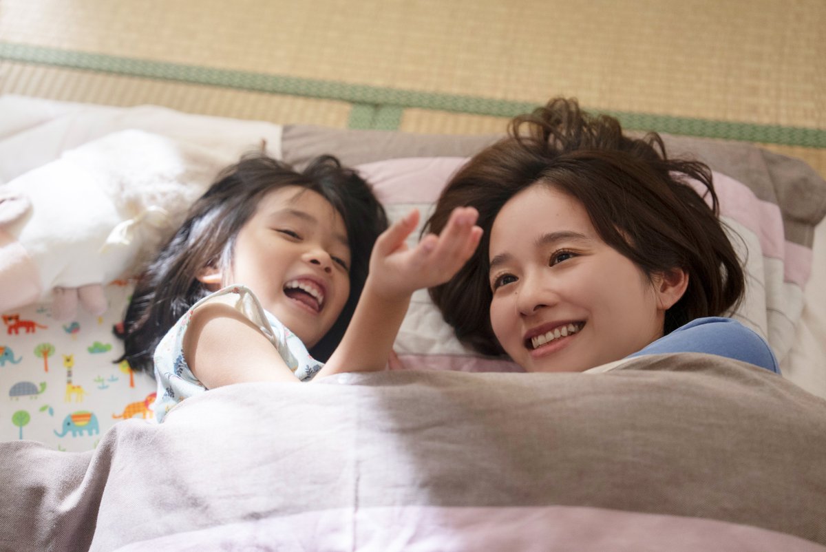 watashiramovie's tweet photo. 📸┆#映画私知ら オフショット

今日お届けするのは 紗月役 #堀田真由 さん
×朝子役 #倉田瑛茉 ちゃんの親子カット👩‍👧

布団で眠っているシーンの撮影時について瑛茉ちゃんに聞いたところ「⽬を瞑って開けたときに同じ⽅を向いたら負けとか勝ちとか（のゲームを）やってた」そうです☺️

#私はあなたを知らない、絶賛上映中🎬