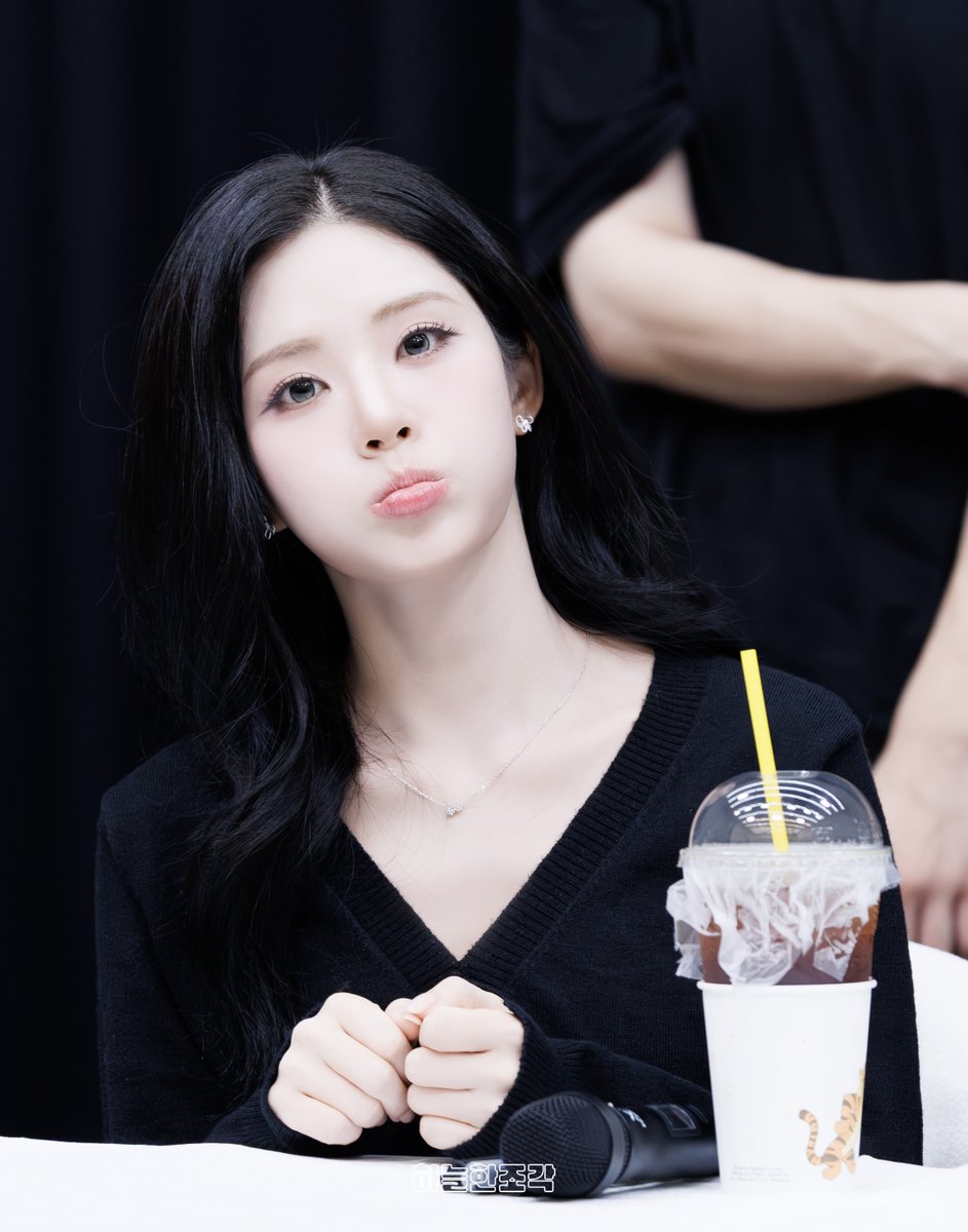 sky_piece_9's tweet photo. 260911 후즈팬 스토어 팬사인회 박지원
#프로미스나인 #박지원 #fromis_9 #PARKJIWON https://t.co/gqP7duDRQh