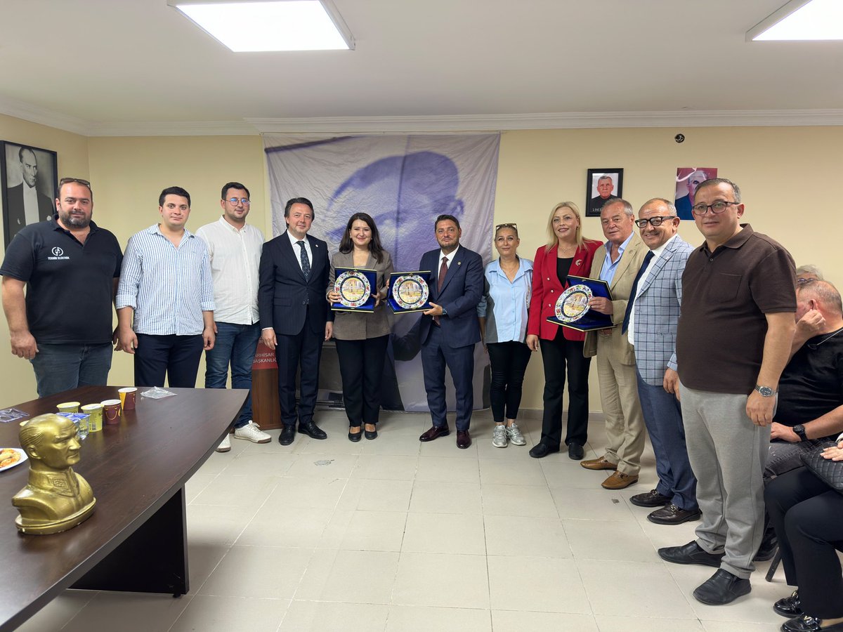 mulayimdemirtas's tweet photo. Bugün Kırklareli programımız kapsamında Pınarhisar’daydık. YENİ Parti İzmir Milletvekilimiz Gökçe Gökçen, İstanbul Milletvekilimiz Turan Taşkın Özer ve YENİ Parti Kırklareli İl Başkanımız Bora Terzi ile birlikte YENİ Parti Pınarhisar İlçe Başkanlığımızı ziyaret ederek, İlçe Başkanımız Av. İsmail Hakkı Kurt ve örgütümüzle bir araya geldik. Gerçekleştirilen plaket takdiminde Kaynarca Belediye Başkanı Neşe Çevikbaş de bizlerleydi. Nazik ev sahiplikleri ve takdim ettikleri plaket için İlçe Başkanımıza ve Pınarhisar örgütümüze teşekkür ediyoruz.

Programımızın devamında Atatürkçü Düşünce Derneği Pınarhisar Temsilciliği’nin açılışına katılım sağladık. Açılışta YENİ Parti Lüleburgaz İlçe Başkanımız Ali Can’da bizlere eşlik etti.

Pınarhisar’da örgütümüz, yerel yöneticiler ve sivil toplum temsilcileriyle bir araya geldiğimiz programda bizleri ağırlayan ve emeği geçen herkese teşekkür ediyoruz.