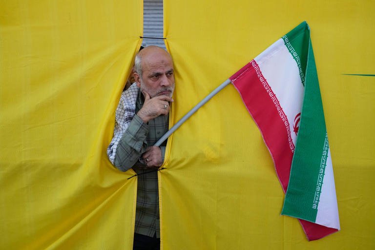 Newswirelem's tweet photo. HUNDREDS OF THOUSANDS OF IRANIANS FILL TEHRAN STREETS IN BIGGEST SHOW OF DEFIANCE SINCE WAR BEGAN
Hundreds of thousands of Iranians marched in Tehran today in a massive government rally. They
Follow us for more
#SWAGUU #DoNotPassTheCETABill #HopeForTheCommonMan https://t.co/BOHDoQnVre